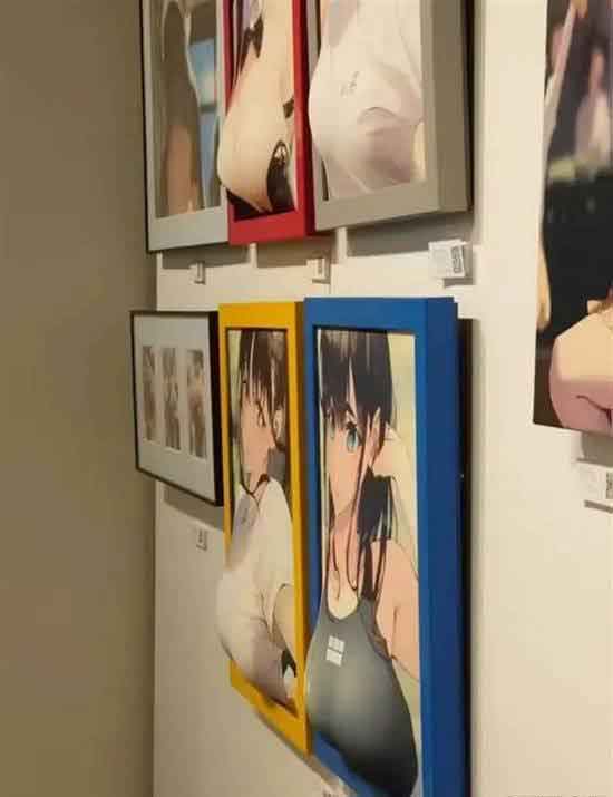 突出的墙面，挂在前面的二次元美少女